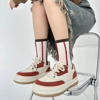 Новая мода для женщин, носящих переднюю и заднюю часть одежды, Дизайнерская линия, соответствующие цвету вертикальные полосы, хлопчатобумажные носки средней длины, спортивные носки